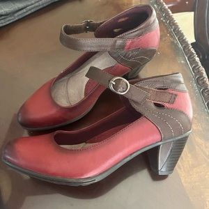 Earth shoes color garnet wine sizes 7